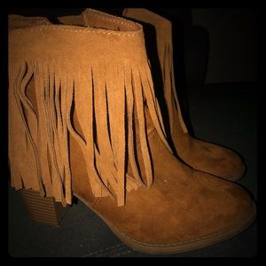 Very comfortable and stylish ankle boots in suede.